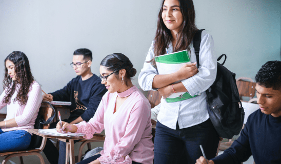 Groupe d'étudiants en classe