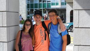 Trois étudiants sous la passerelle