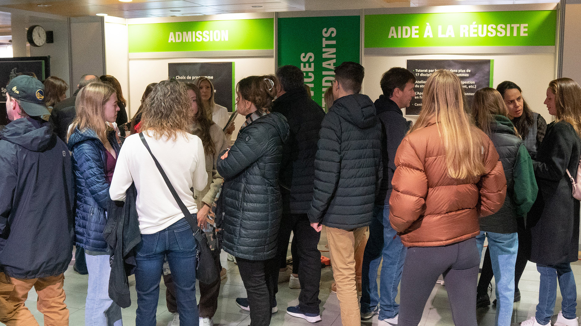 Personnes devant des kiosques à la Journée Portes ouvertes