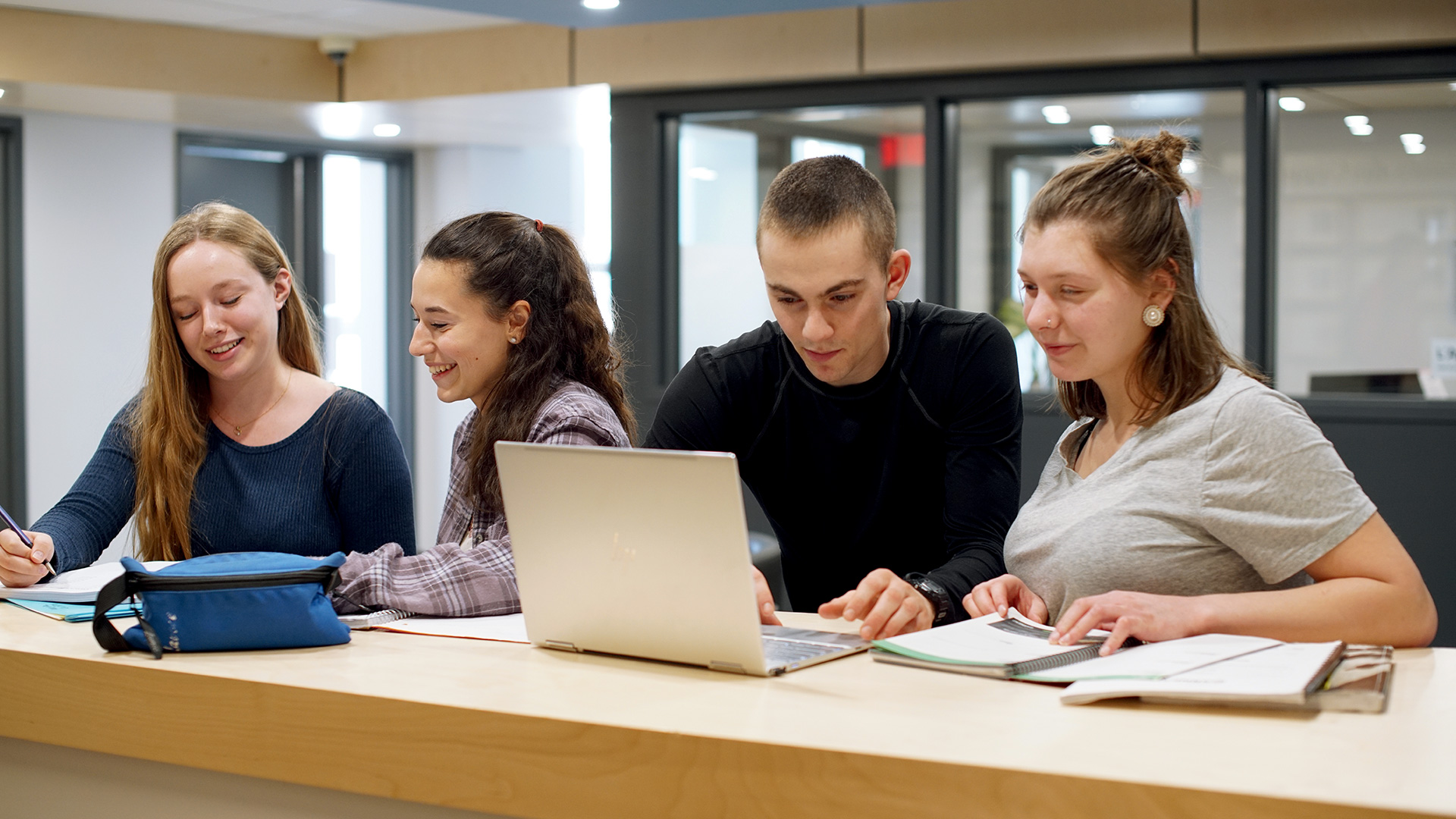 Étudiants révisant ensemble à l'Espace du Français