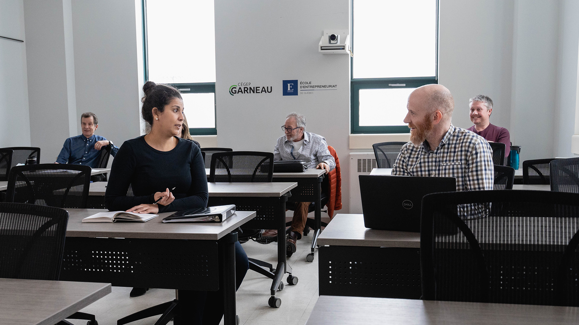 Personnes dans une salle de formation