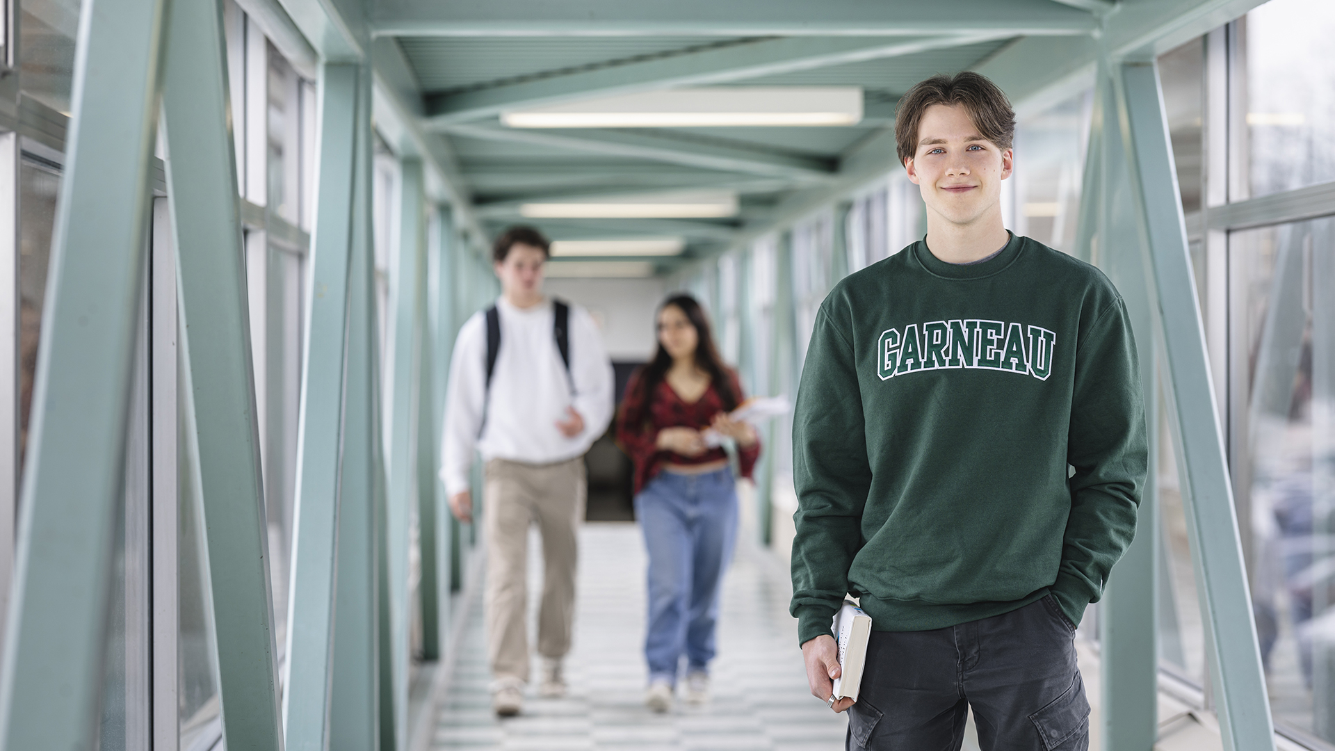 Étudiant tenant un livre dans la passerelle