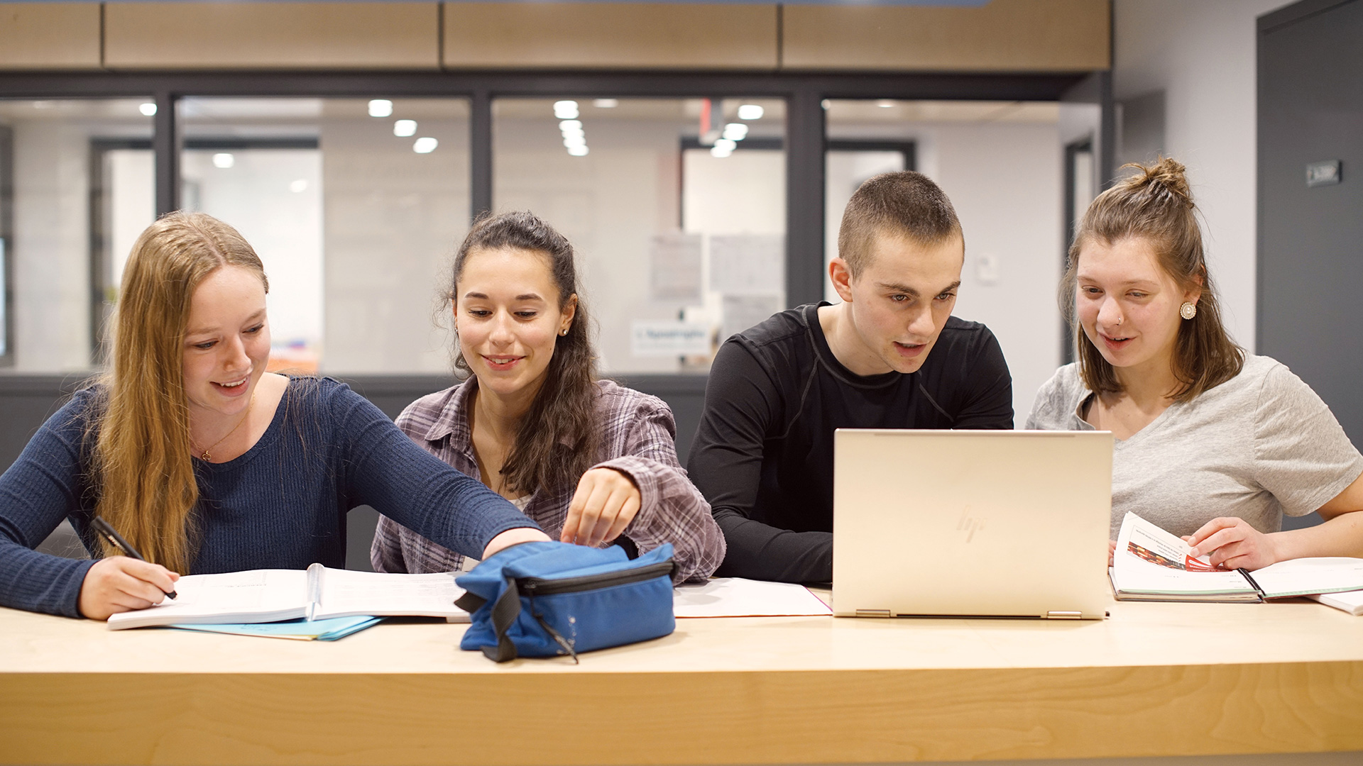 Étudiants révisant dans l'Espace du Français