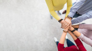 Groupe de personnes ayant les mains groupées jointes