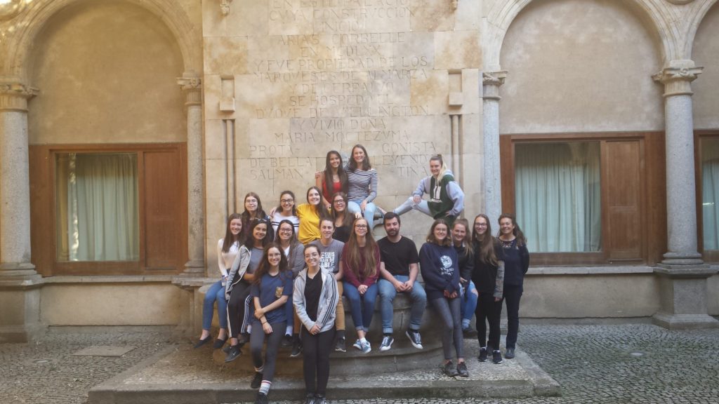 Groupe d'étudiants en voyage en Espagne