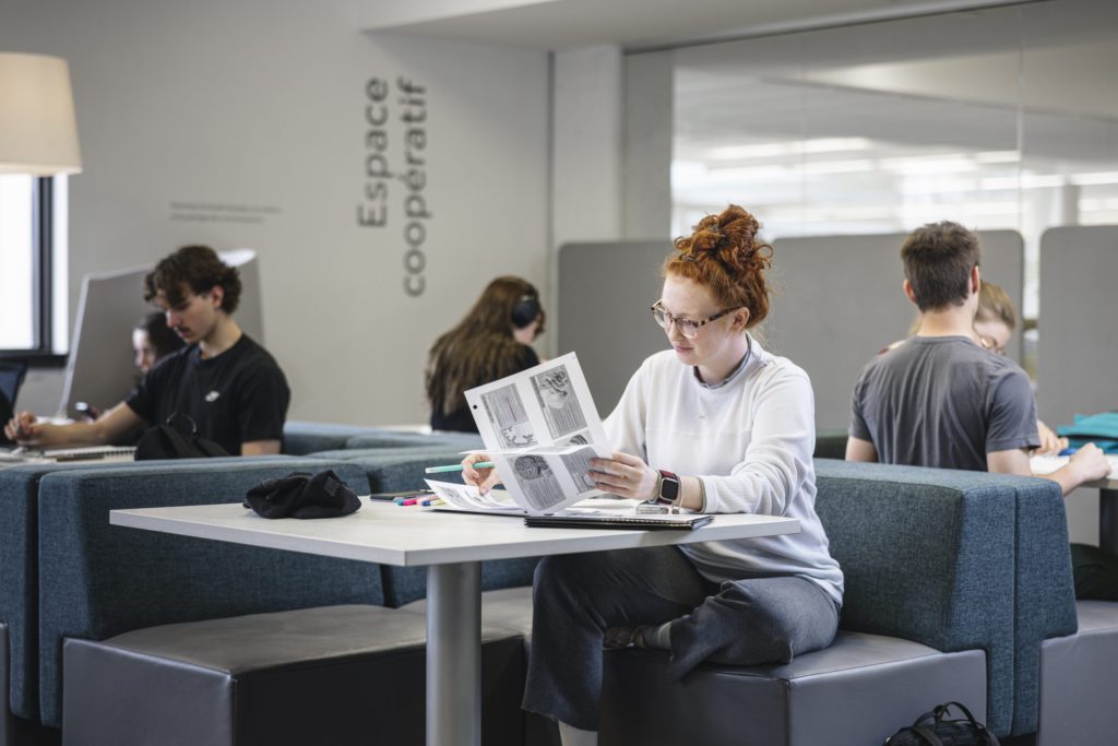 Groupe d'étudiants dans l'espace collaboratif