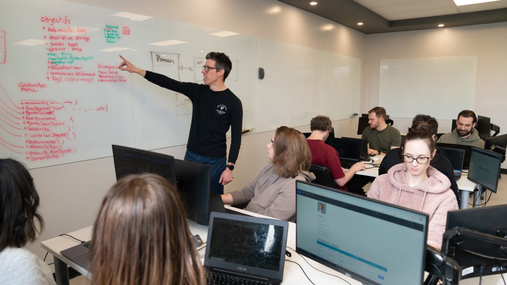 Classe d'étudiants et professeur en informatique