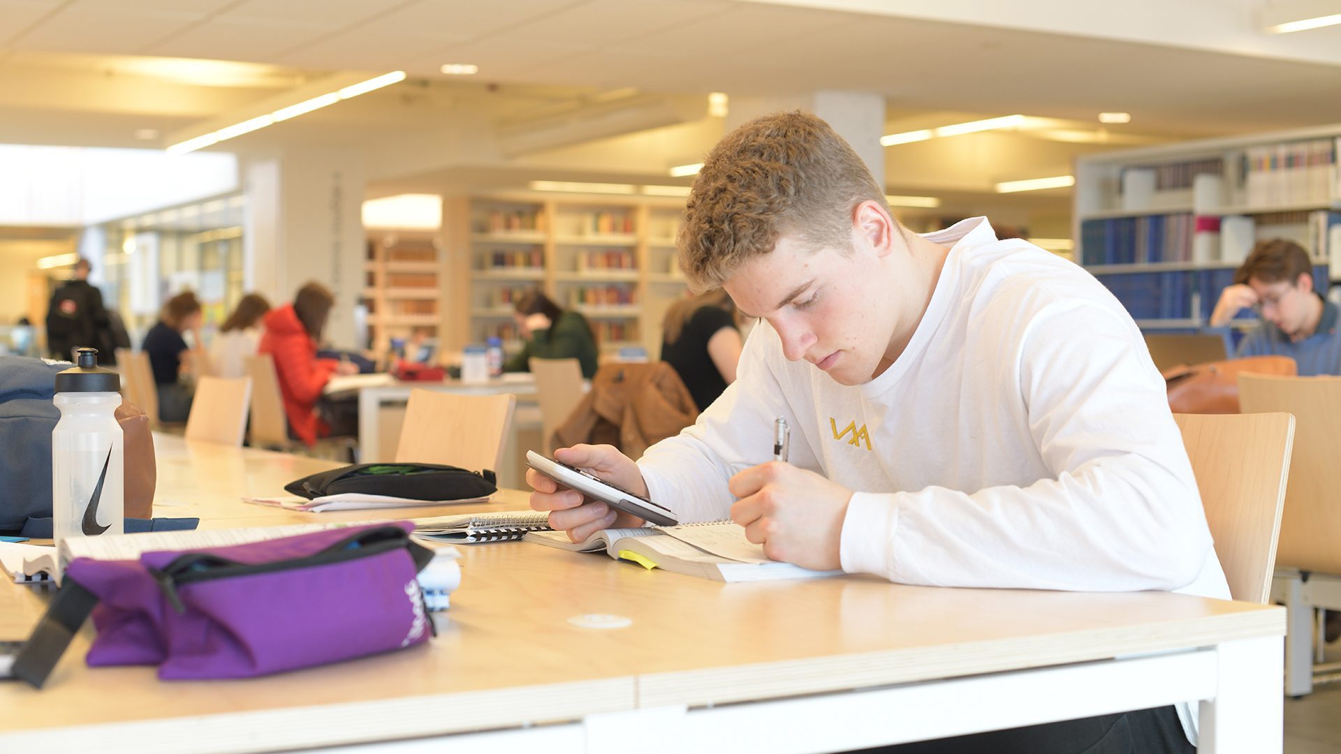 Étudiant à la bibliothèque