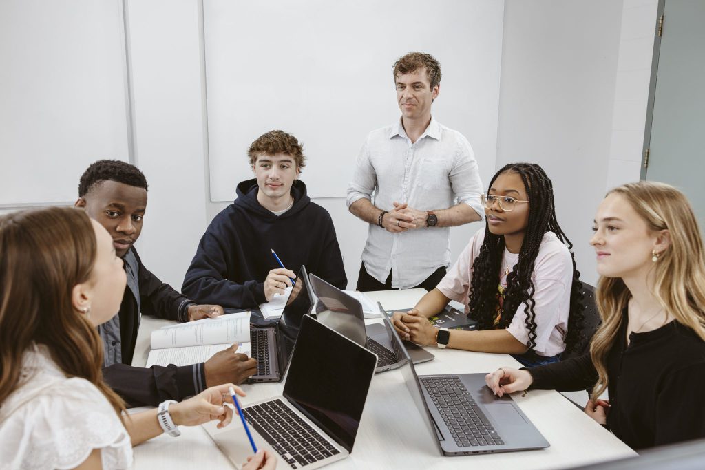 Groupe de cinq étudiants et un professeur
